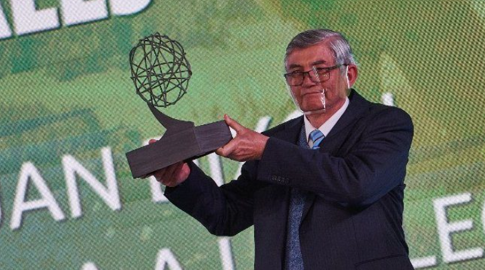 Recognition of UC Engineering academic Juan Dixon for his contribution to electromobility